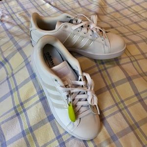 NWOT Women’s adidas neo cloudfoam white sneakers